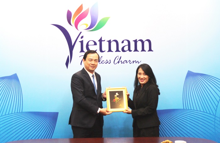 Tổng cục trưởng Nguyễn Trùng Khánh tặng quà lưu niệm cho Phó Chủ tịch Traveloka Widyasari Listyowulan